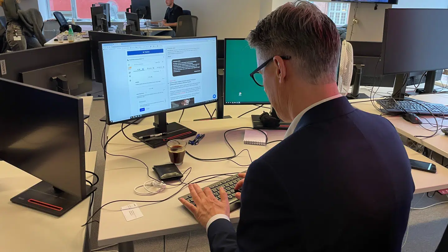 Her ses økonomiprofessor Michael Svarer sidde torsdag eftermiddag og svare på spørgsmål fra B.T.s læsere.