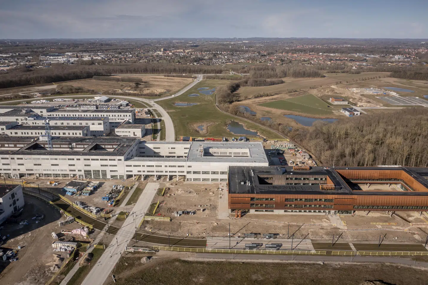 Byggeriet af det nye hospital i Odense, som her er fotograferet i marts 2023, bliver forsinket endnu en gang. Når det engang står færdigt, bliver Danmarks største nybyggede universitetshospital.