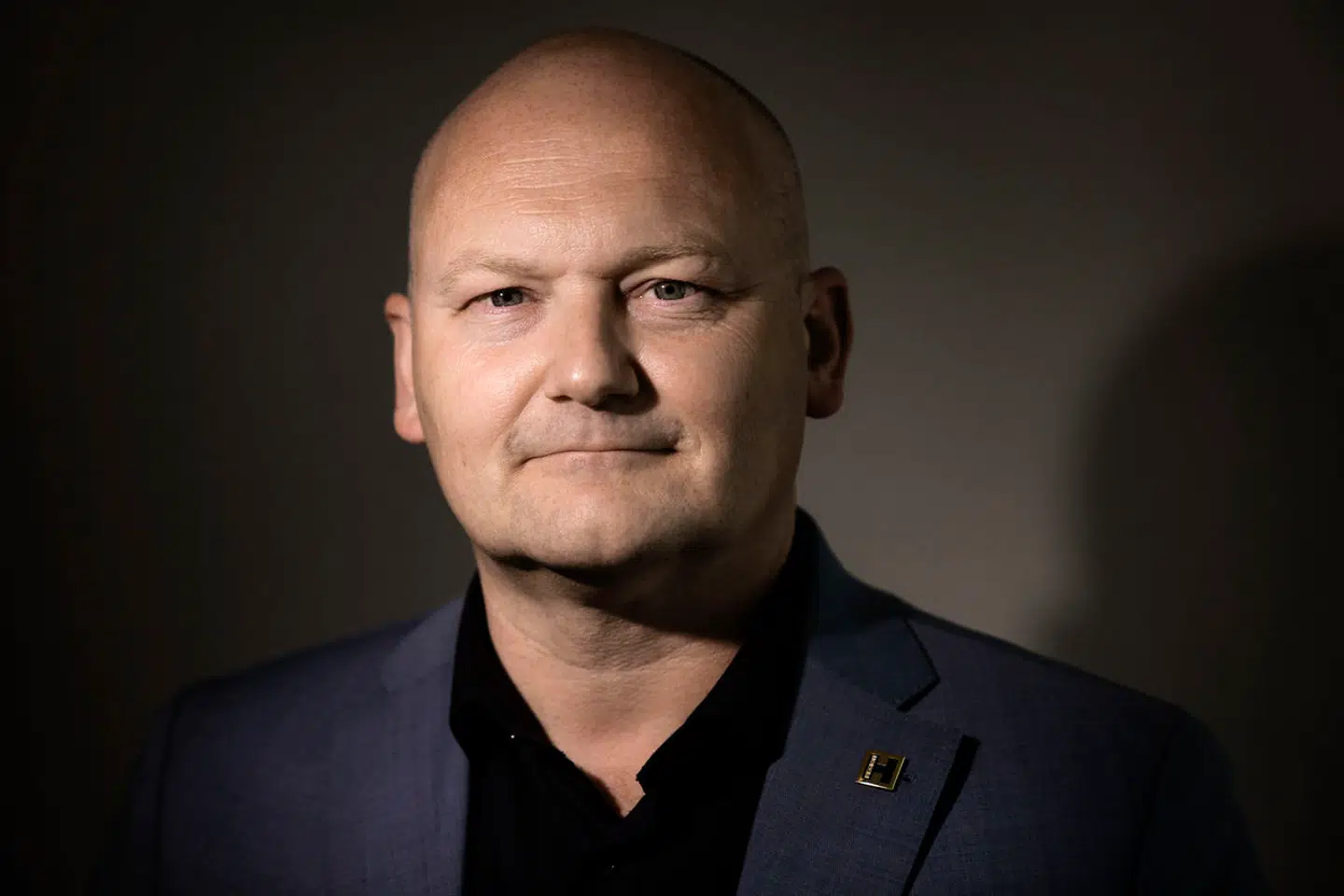 Regionsrådsformand Lars Gaardhøj (S) forstår godt de politikere, der ikke kunne tolke den indledende orientering om skimmelproblemerne. Han mener også, at politikerne burde have fået besked, måneder før den første e-mail landede i indbakken.