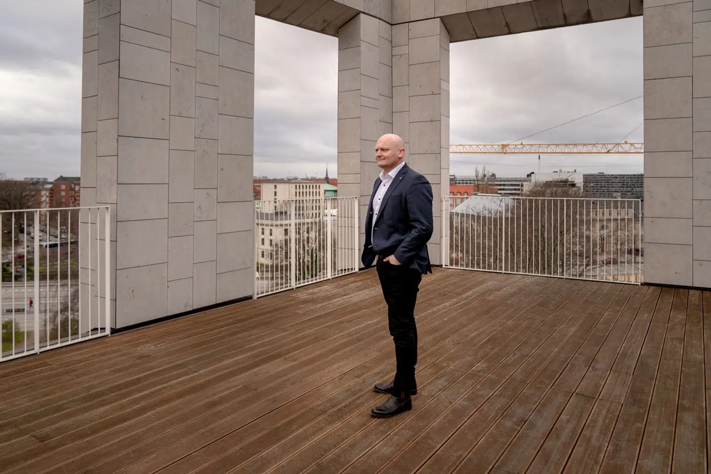 Regionsrådsformand Lars Gaardhøj (S) kommer nu med en opsigtsvækkende kritik af Rigshospitalets kommunikation om skimmelsvamp. Ifølge formanden orienterede hospitalet ikke klart om de problemer med skimmelsvamp, der har ramt patienter.