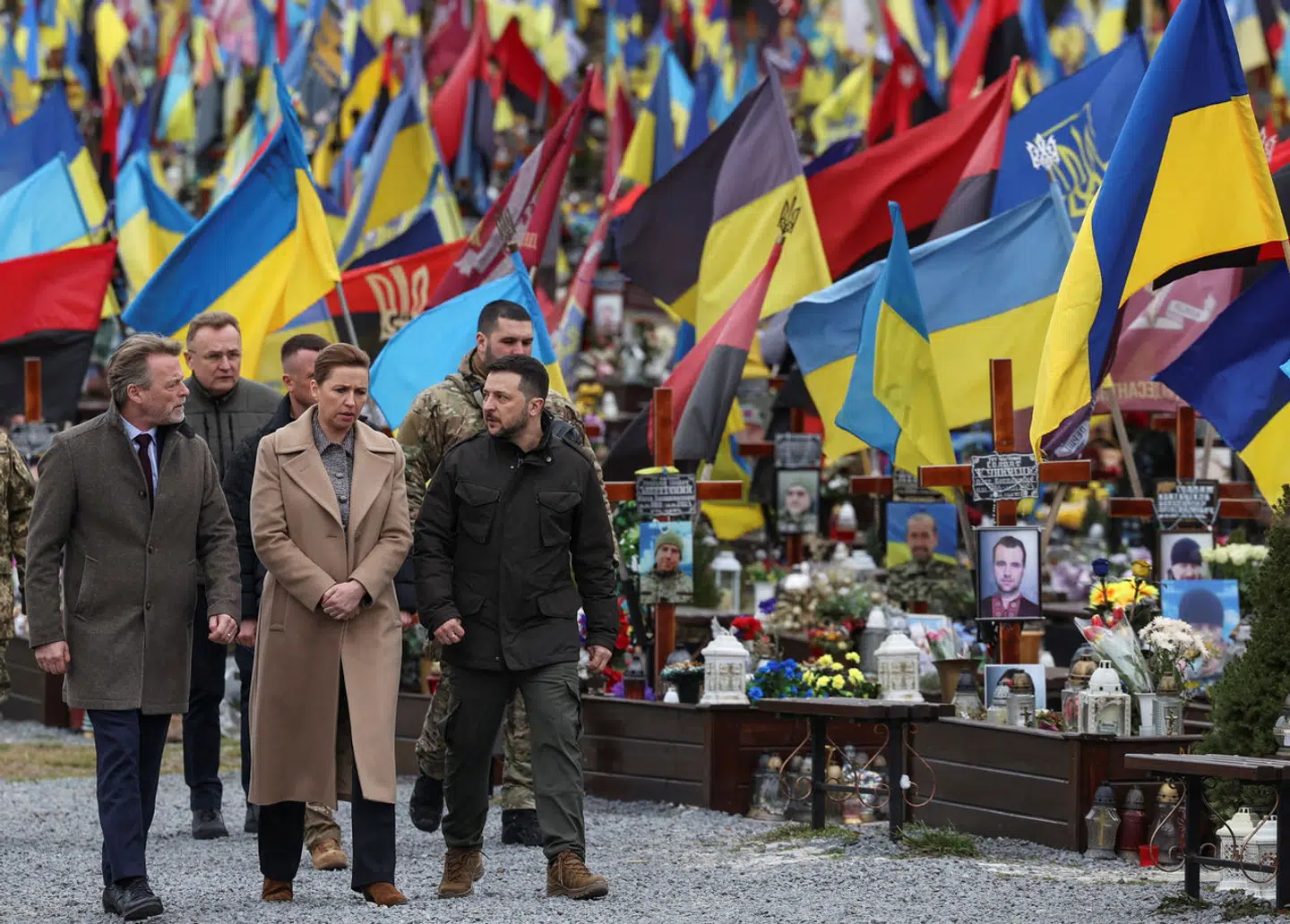 Statsminister Mette Frederiksen og Ukraines præsident Volodymyr Zelenskyj ved en mindeceremoni i byen Lviv i Ukraine fredag.