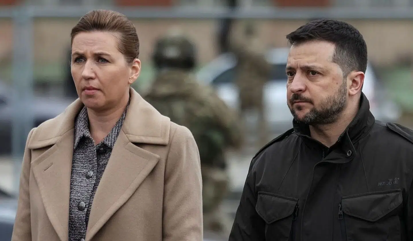 Statsminister Mette Frederiksen og Ukraines præsident Volodymyr Zelenskyj ved en mindeceremoni i byen Lviv i Ukraine fredag.