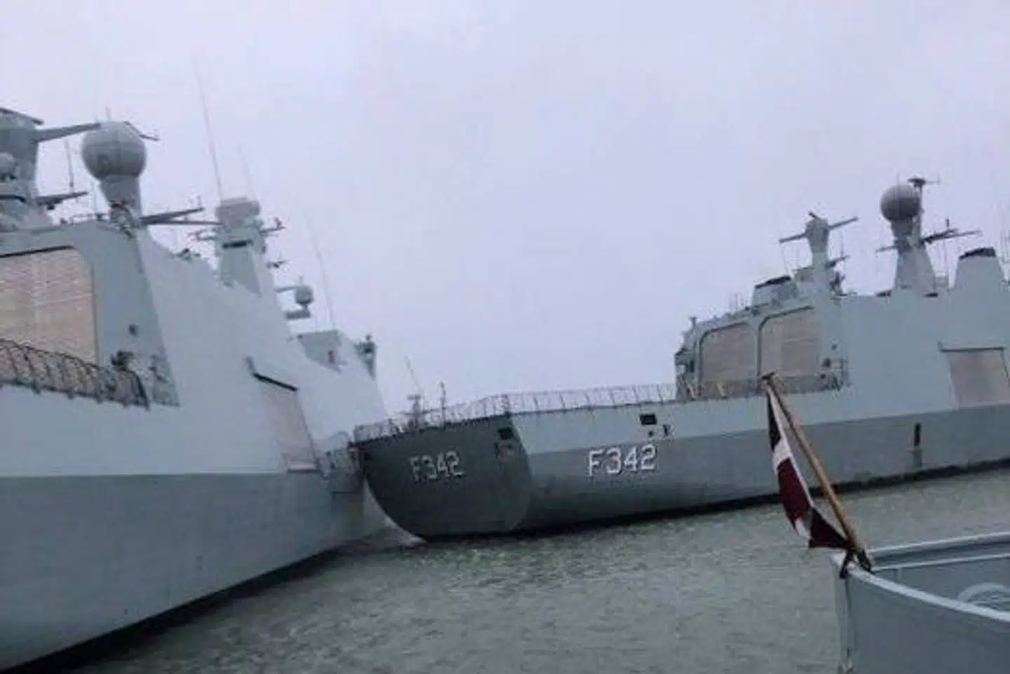 Fregatten Esbern Snare (F342) stødte fredag ind i søsterskibet Absalon