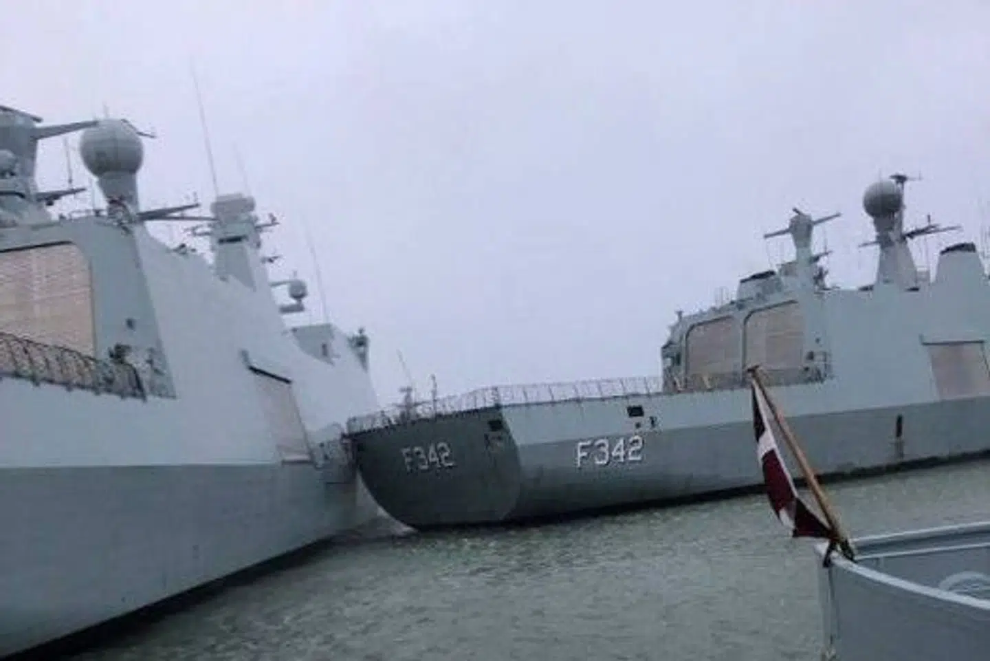 Fregatten Esbern Snare (F342) stødte fredag ind i søsterskibet Absalon