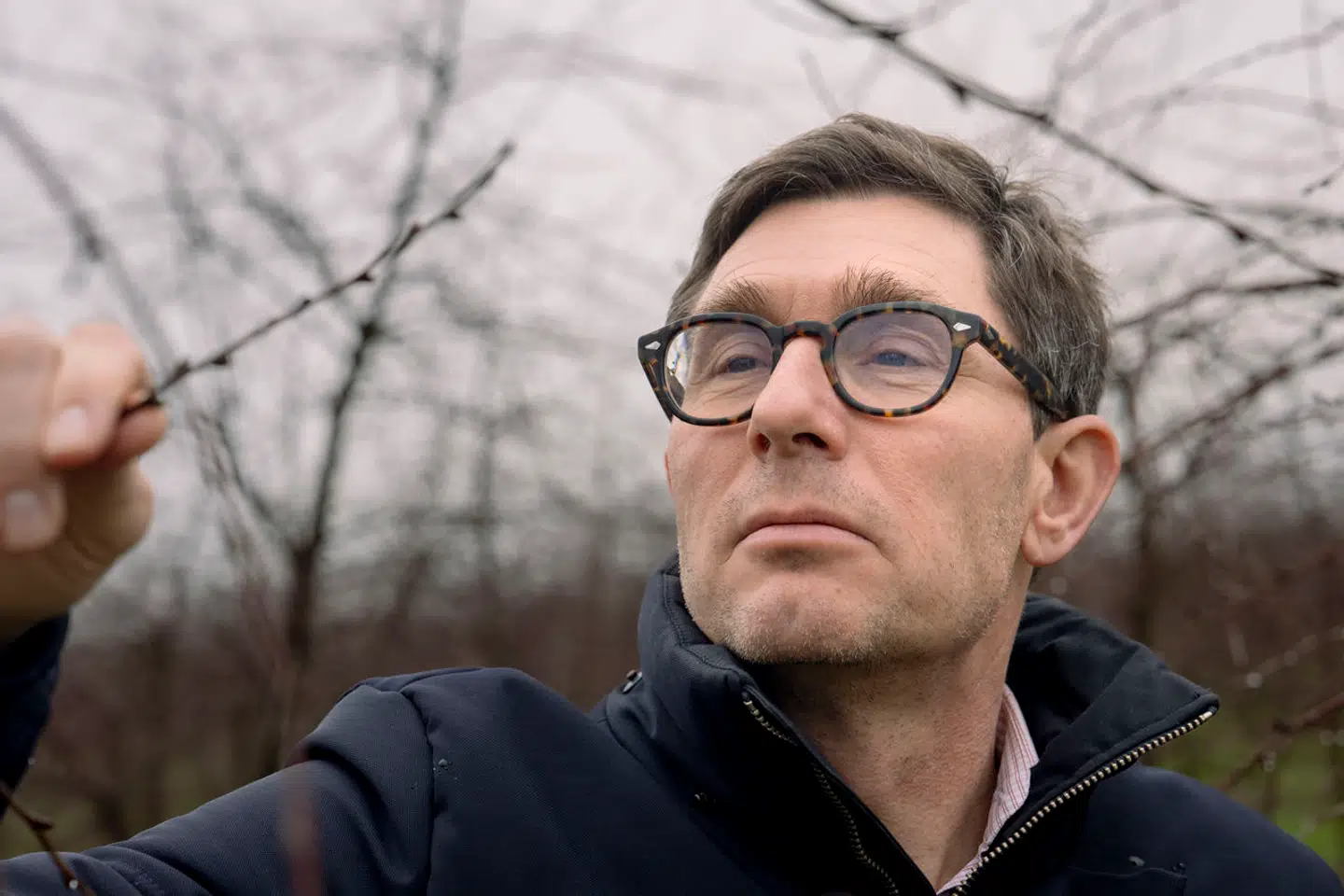 Harald Krabbe er landmann på Lolland og kendt for sin prisvindende kirsebærvin. Han har en stigende skepsis overfor det konventionelle landbrug grundet klima- og miljøhensyn, men han har af økonomiske årsager ikke mulighed for at omstille.
