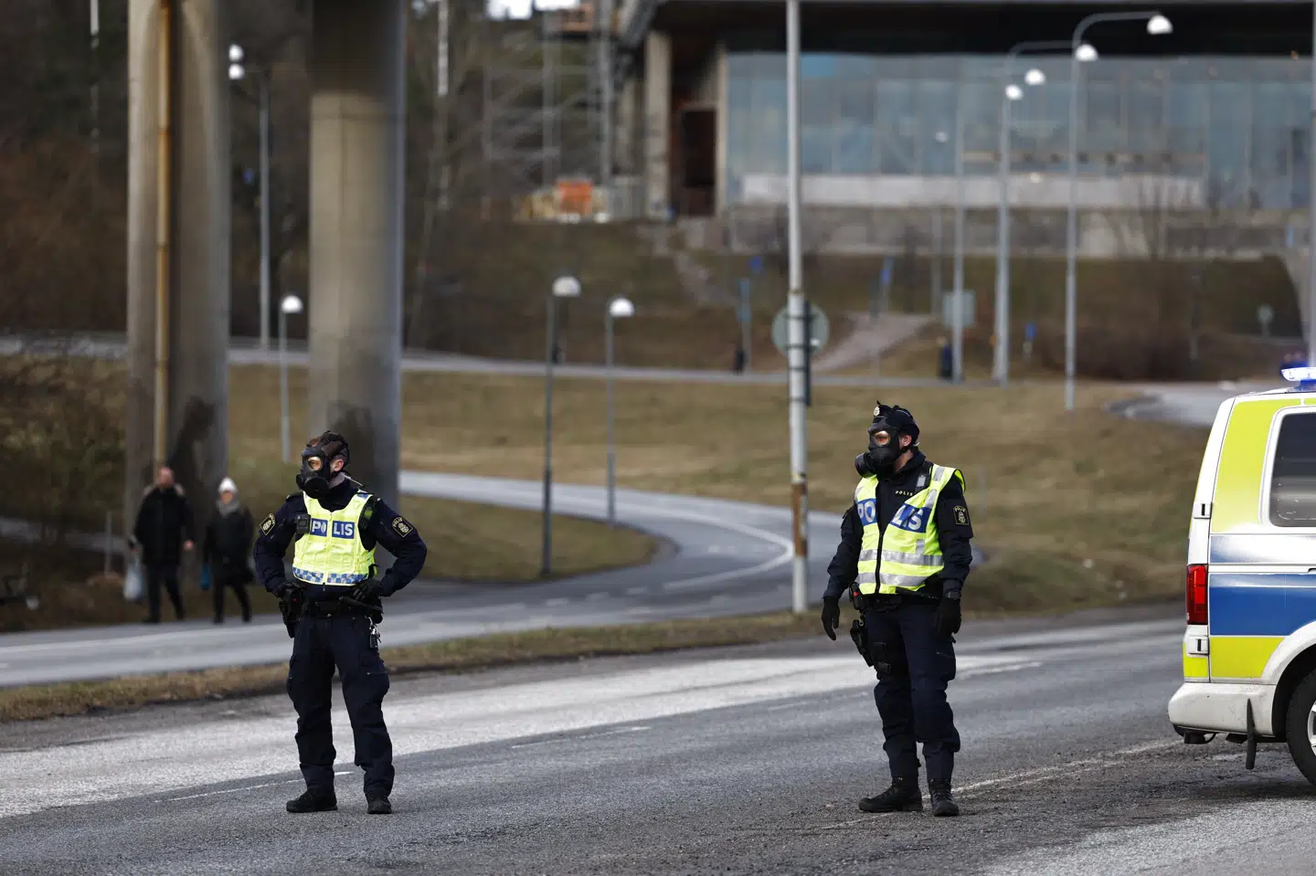 Billeder fra Solna nord for Stockholm viser politibetjente iført gasmasker. Der er spærret af ved den svenske efterretningstjenestes hovedkvarter, fordi der er mistanke om et gasudslip.