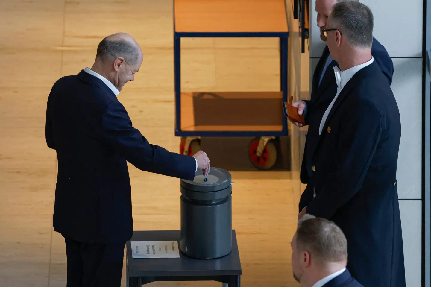 Den tyske forbundskansler, Olaf Scholz, stemmer i Forbundsdagen ved en afstemning fredag om en delvis legalisering af hash.