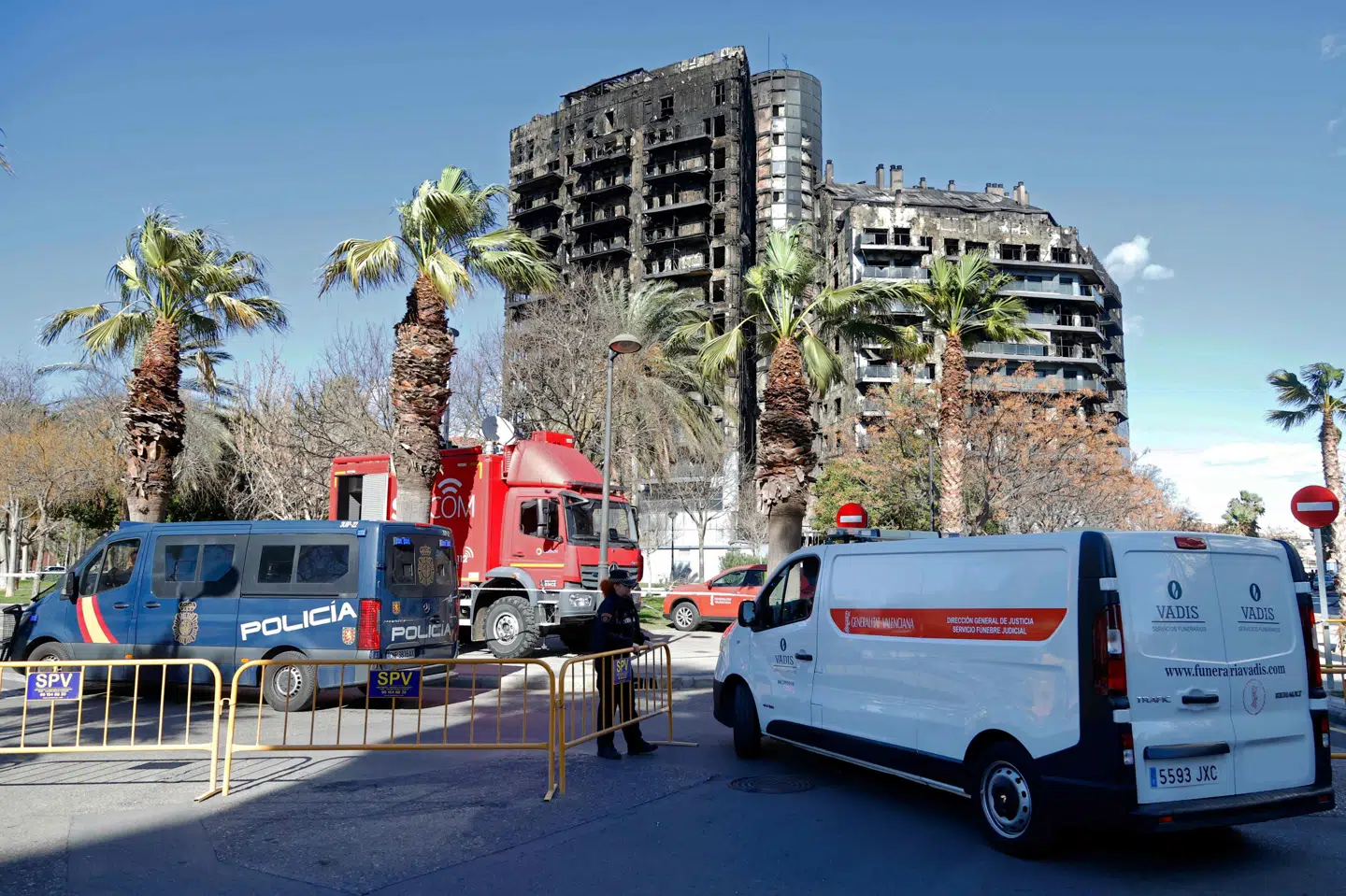Dødstallet er steget til ti efter en brand i en spansk etageejendom i storbyen Valencia, oplyser de lokale myndigheder fredag. Årsagen til branden er ikke kendt. Byens borgmester, María José Catalá, siger, at det er for tidligt at kommentere påstande i spanske medier, om at brandfarligt facademateriale gjorde katastrofen så omfattende.