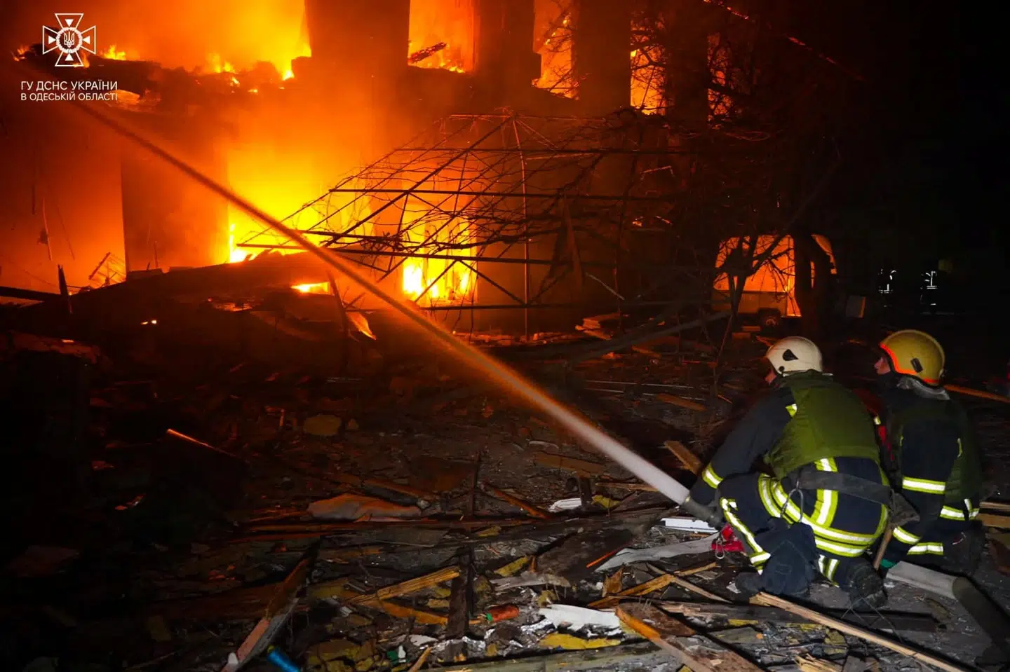 Her ses brandmænd i færd med at slukke en brand efter et missilangreb i byen Odesa, som ligger i det sydlige Ukraine.