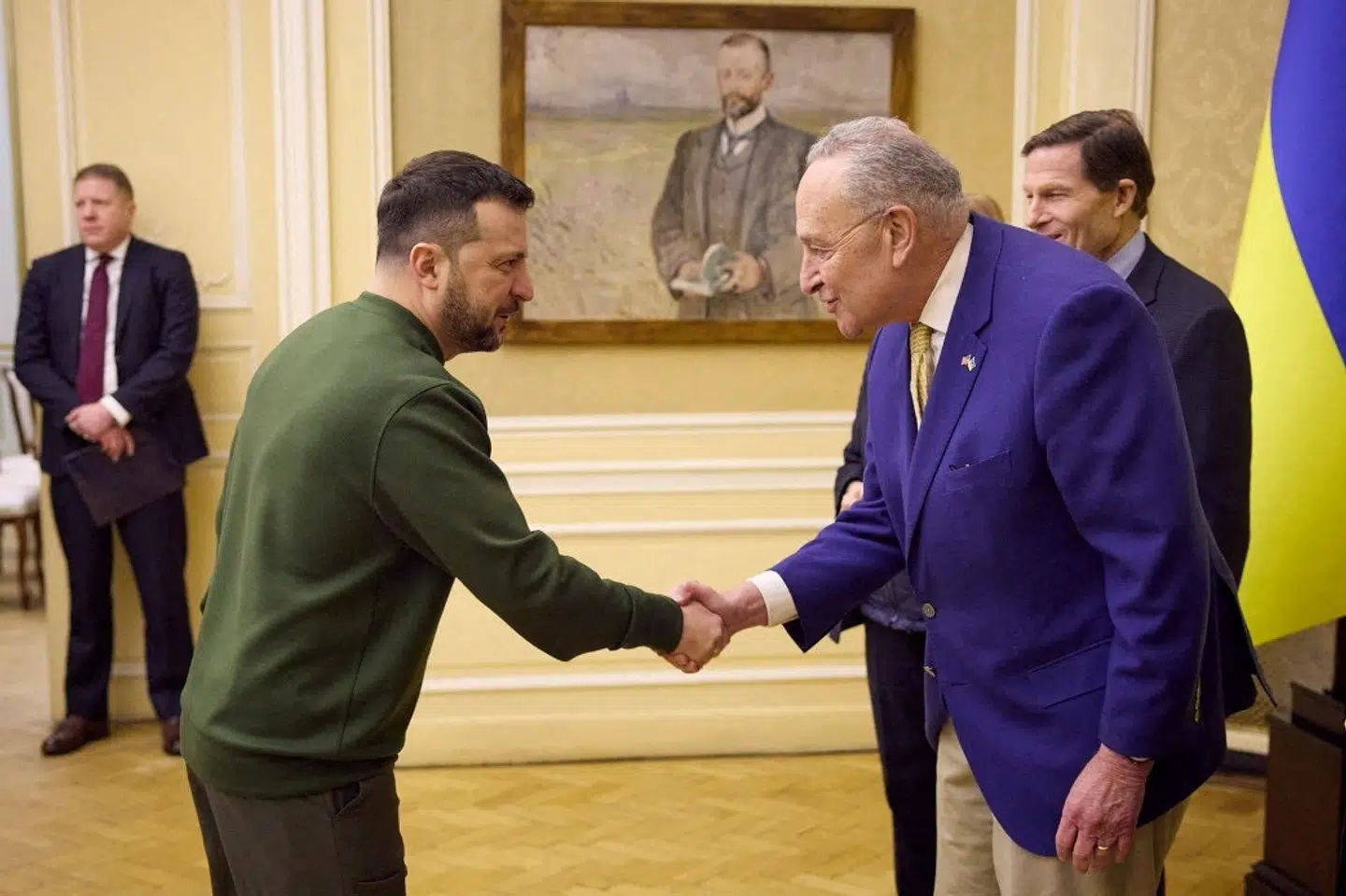 Ukraines præsident, Volodymyr Zelenskyj, giver hånd til Chuck Schumer, demokratisk flertalsleder i Senatet i USA, ved et møde i den ukrainske by Lviv fredag.