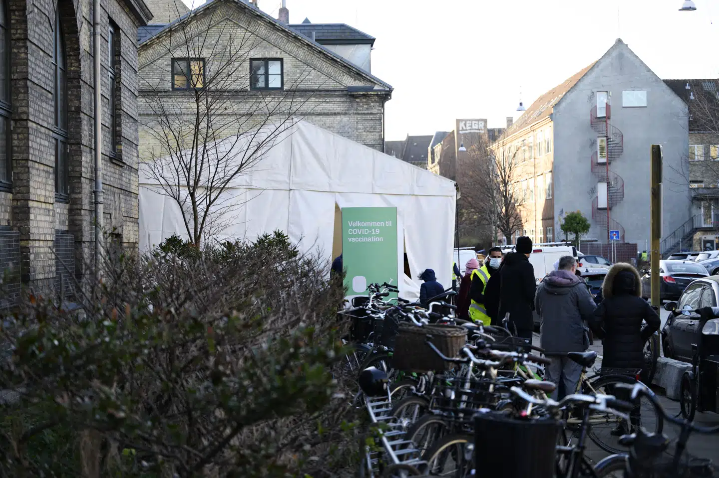 Folk står i kø til at blive covid-vaccineret i Region Hovedstadens covid-19-vaccinationscenter på Baldersgade på Nørrebro i København torsdag 16. december 2021. (Arkivfoto).