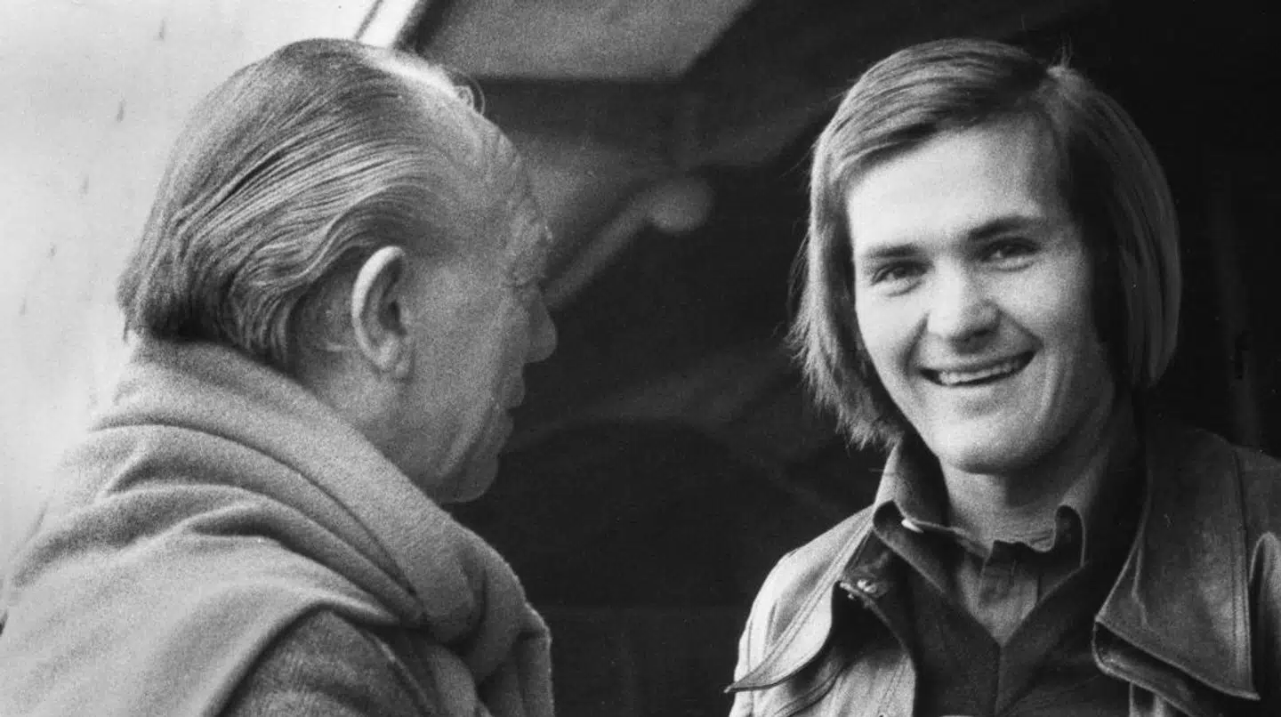 Landsholdsspiller Ulrik Le Fevre interviewes af Gunnar Nu Hansen i forbindelse med EM-kvalifikationskampen mod Rumænien i Idrætsparken i 1974.