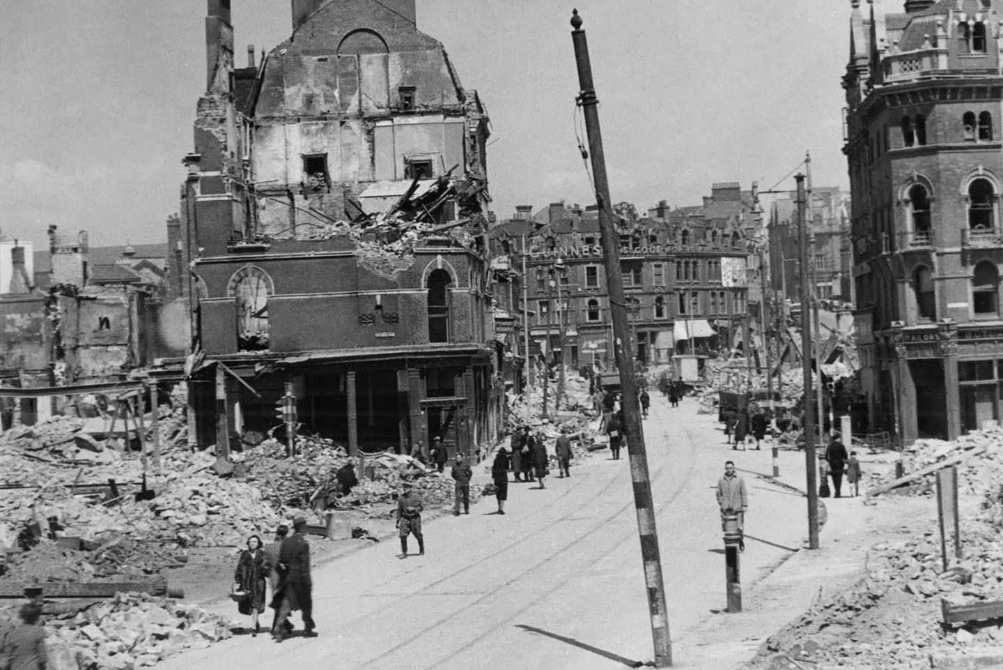 En tysk bombe på et halv ton er lørdag uskadeliggjort ved Plymouth i det sydvestlige England. Byen blev under Anden Verdenskrig udsat for heftige bombardementer fra Nazityskland. Her som byen så ud efter flere voldsomme bombardementer i maj 1941.