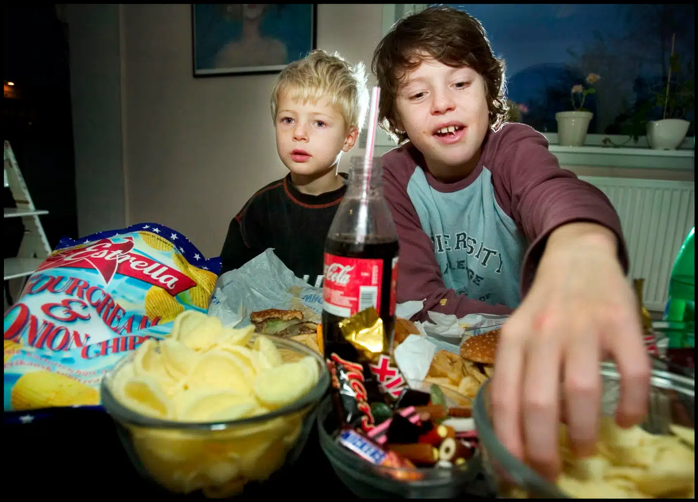 Sukker øger risikoen for huller i tænderne, og især sukkerholdige læskedrikke øger risikoen for type 2-diabetes og fedme ifølge rapporten fra den svenske fødevarestyrelse.