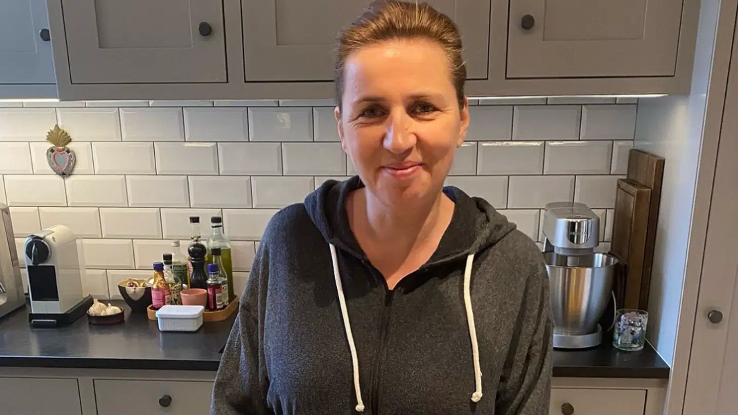 Søndag og mad til familien, skriver Mette Frederiksen (S) lørdag på et Instagram-opslag, hvor hun på et billede tilbereder kylling.