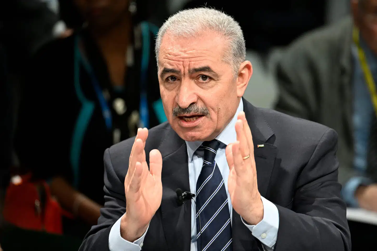 Premierministeren i det palæstinensiske selvstyre, Mohammad Shtayyeh, trådte mandag tilbage. Han siger, at der er behov for "nye politiske tiltag" på grund af Gazakrigen.