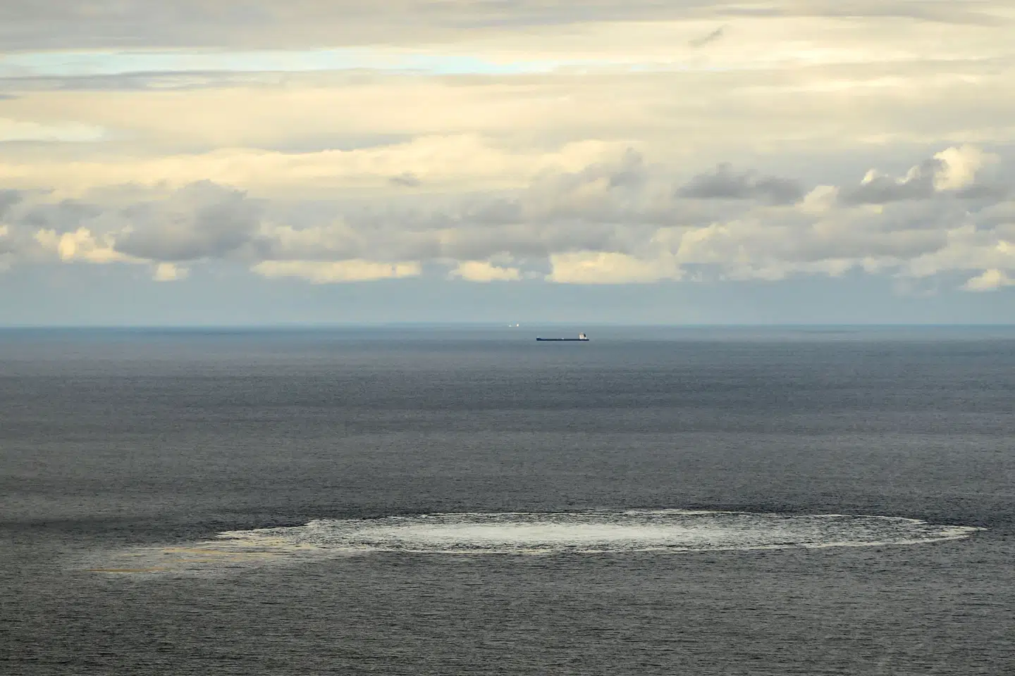 En af lækagerne efter eksplosionerne på Nord Stream-rørledningerne blev fotograferet af Forsvaret 29. september 2022.