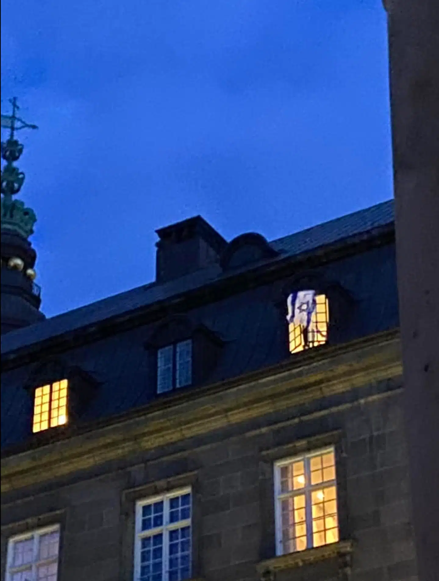 Partiansatte fra Dansk Folkeparti hænger israelsk flag ud af vinduet på Christiansborg.