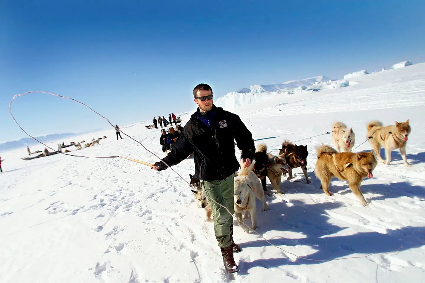På isen: Kronprins Frederik sætter hundene i gang på sin tur med Sirius-patruljen i 2000.