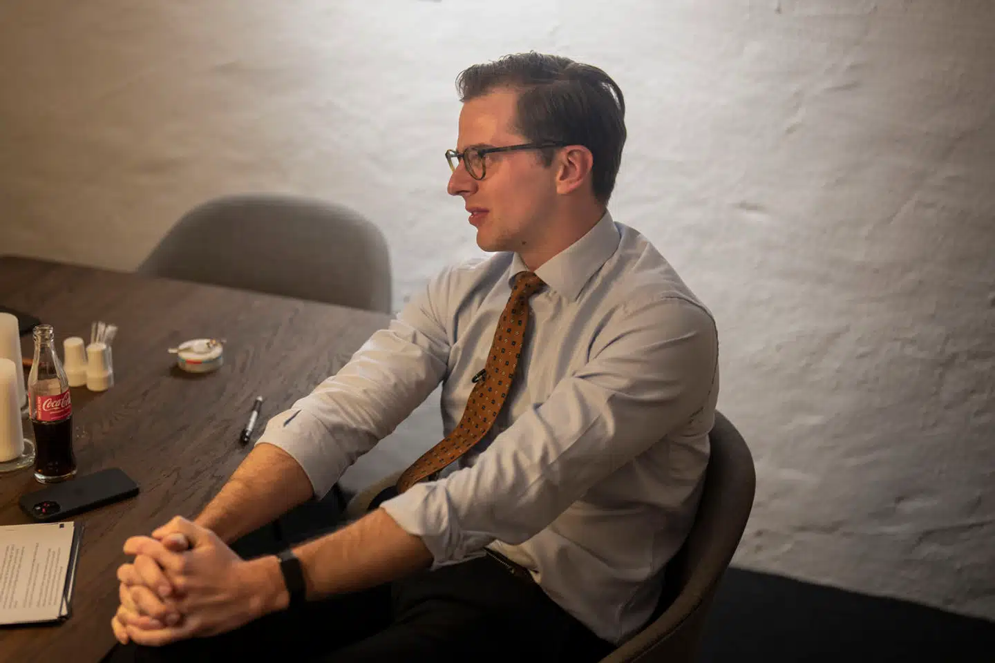 Backstage med Alex Vanopslagh til showet »Alex & Ansvaret« i Herning. Især de unge mænd flokkes om ham.