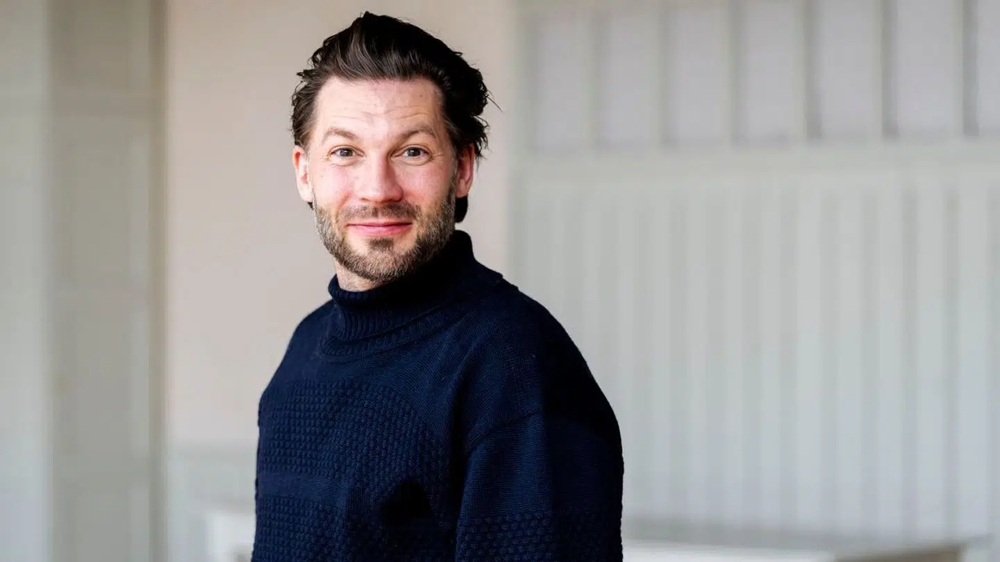 Simon Stenspil til pressemødet på den sidste sæson af 'Badehotellet'.