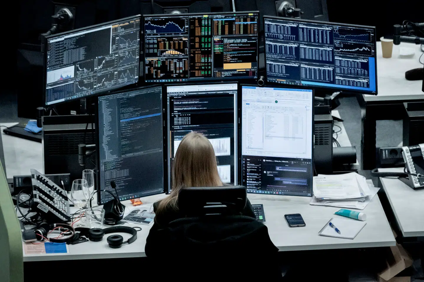 En læser spørger til den situation, hvor hans far gerne vil give arveforskud, mens han lever, men hvor forudsætningen for at give arveforskud er, at hans far må sælge sine aktier og tåle, at fortjenesten på aktierne beskattes.