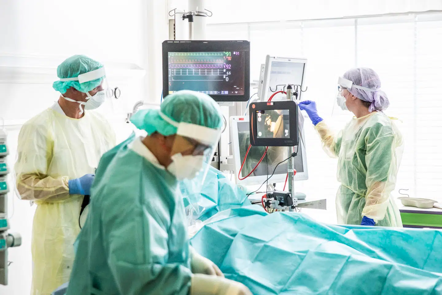 Uden anæstesisygeplejersker, ingen operationer. Efter covid-19 manglede der 120 anæstesisygeplejersker, og det var ifølge eksperter nok til at bringe sundhedsvæsenet på sammenbruddets rand.