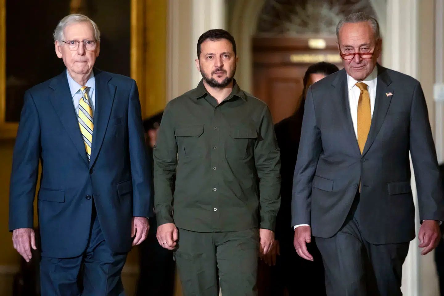 De to herrer, der flankerer Ukraines præsident, Volodymyr Zelenskyj, spiller en afgørende rolle i forhandlingerne om en hjælpepakke til Ukraine. Til højre: Chuck Schumer, leder af Demokraterne i Repræsentanternes Hus. Til venstre: leder af Republikanerne i Senatet, Mitch McConnell.