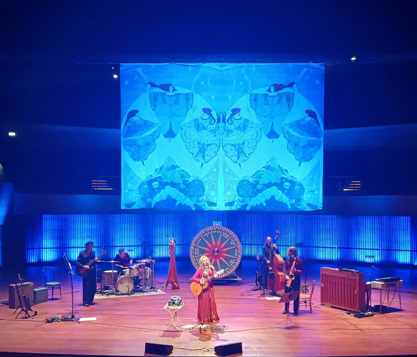 Lisa Ekdahl havde det som en viril fisk i vandet, da hun mandag aften havde premiere på sin jubilæumsturné, »Vem Vet Vintage Tour«, i DR Koncerthuset.