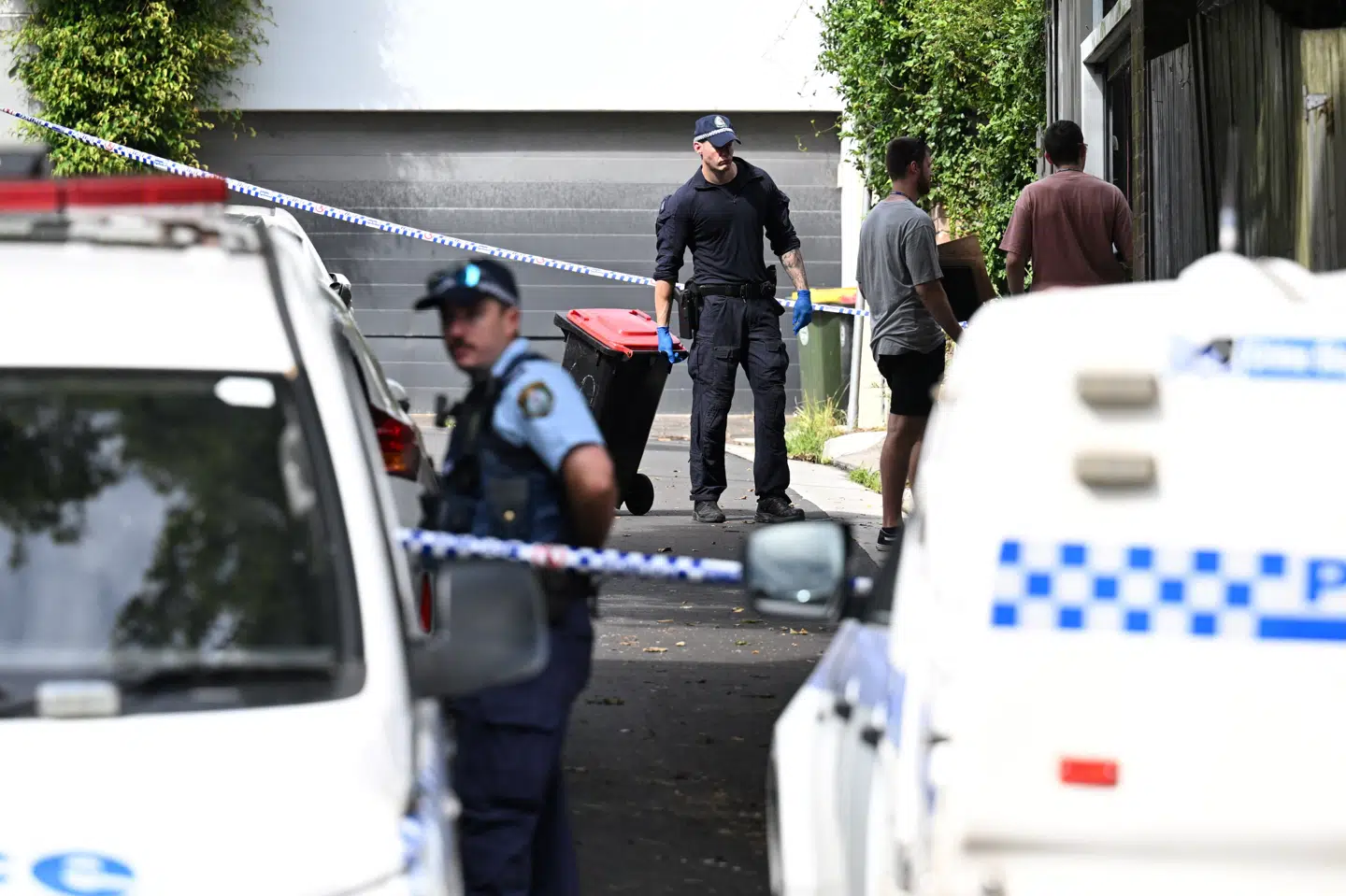 Politifolk arbejdede fredag ved Jesse Bairds hjem i en bydel i det centrale Sydney. Mandag er han fundet død sammen med sin kæreste.
