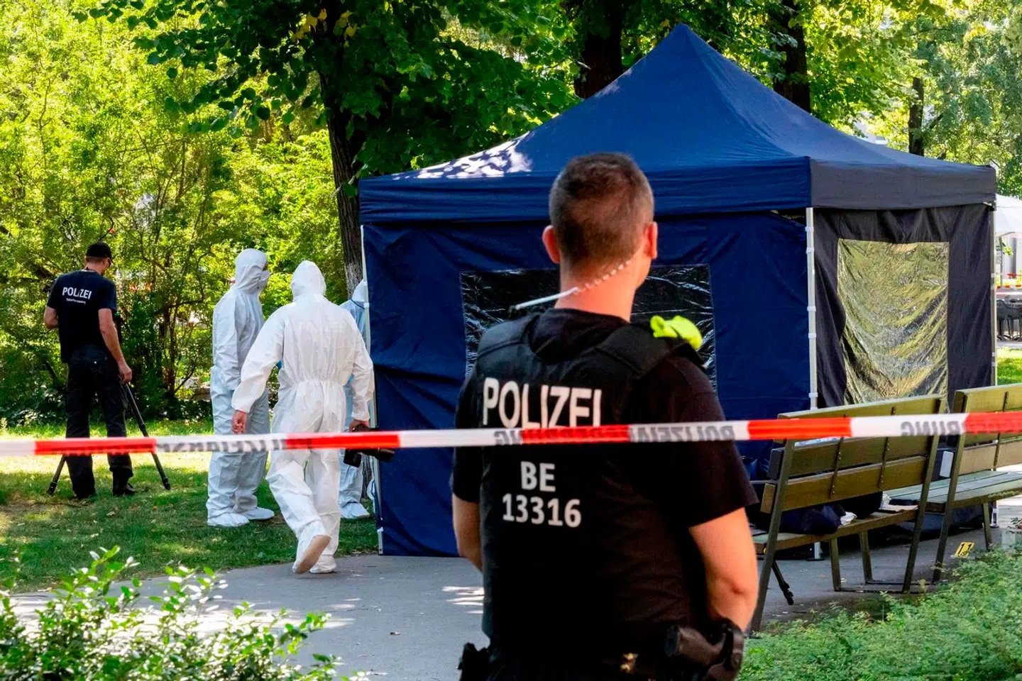 Her ses et billede af det tyske politi, der arbejder i Tiergarten-parken den 23. august 2019.