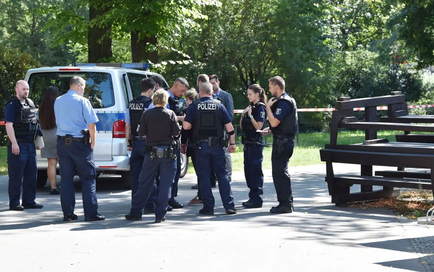 Her ses et billede af det tyske politi, der arbejder i Tiergarten-parken den 23. august 2019.