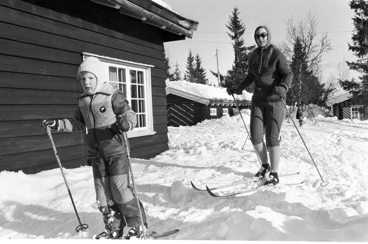 Dronning Margrethe har været på vinterferie i norske Gausdalen i Oslo, siden hendes børn var små. Her med en ung prins Joachim, dengang dronningen stadig stod på ski.