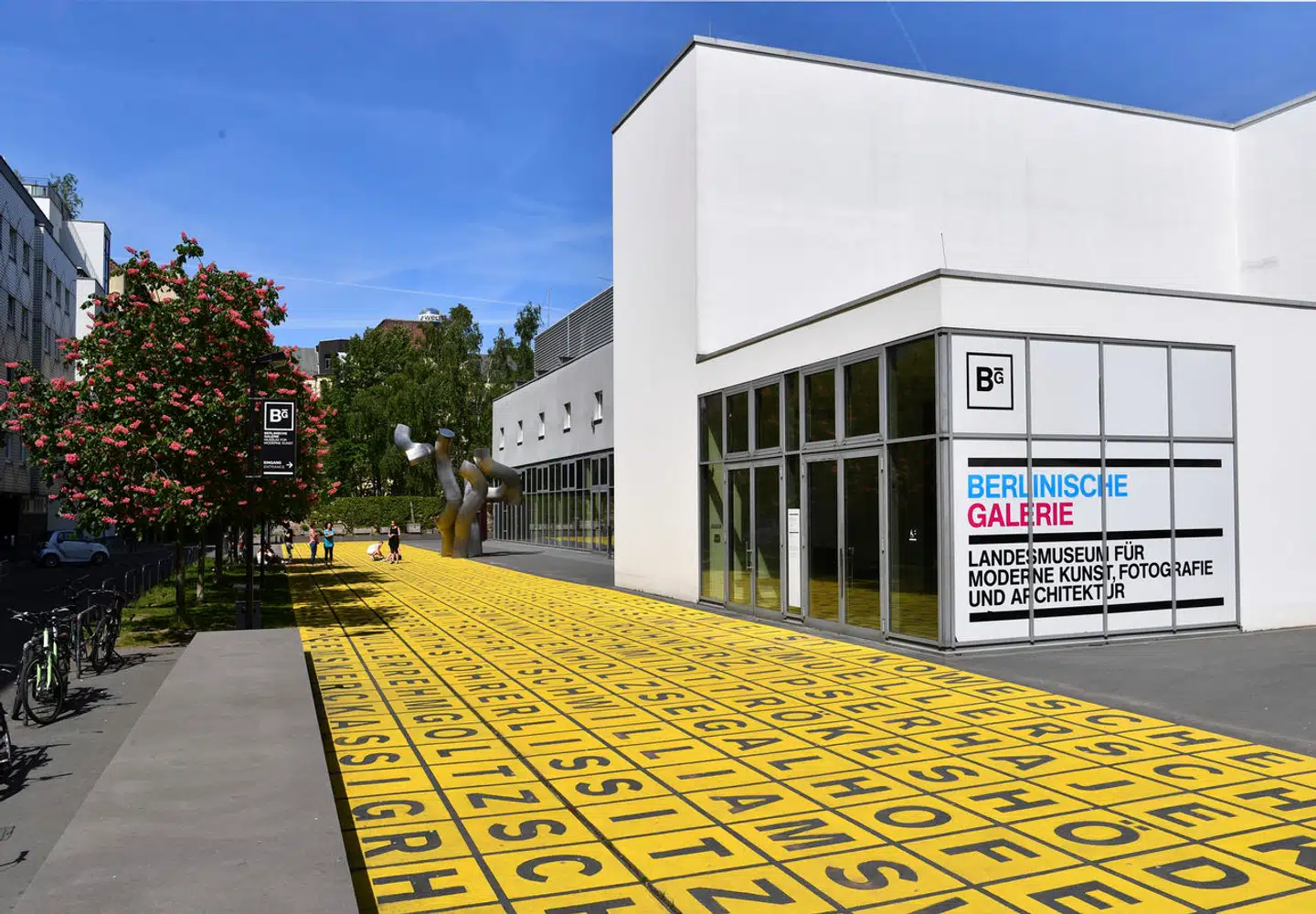 Lad os ikke begrænse kunsten, skriver Lotte Hansen, som har været på kunstudstilling i Berlin.