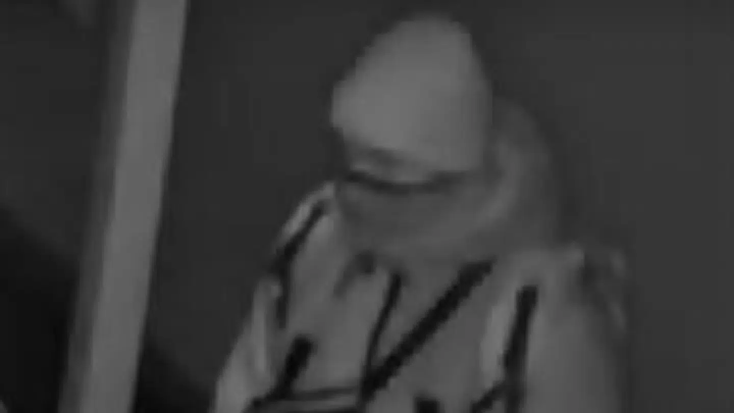 Her ses en gerningsmand bag et eller flere af de mange sidespejlstyverier.