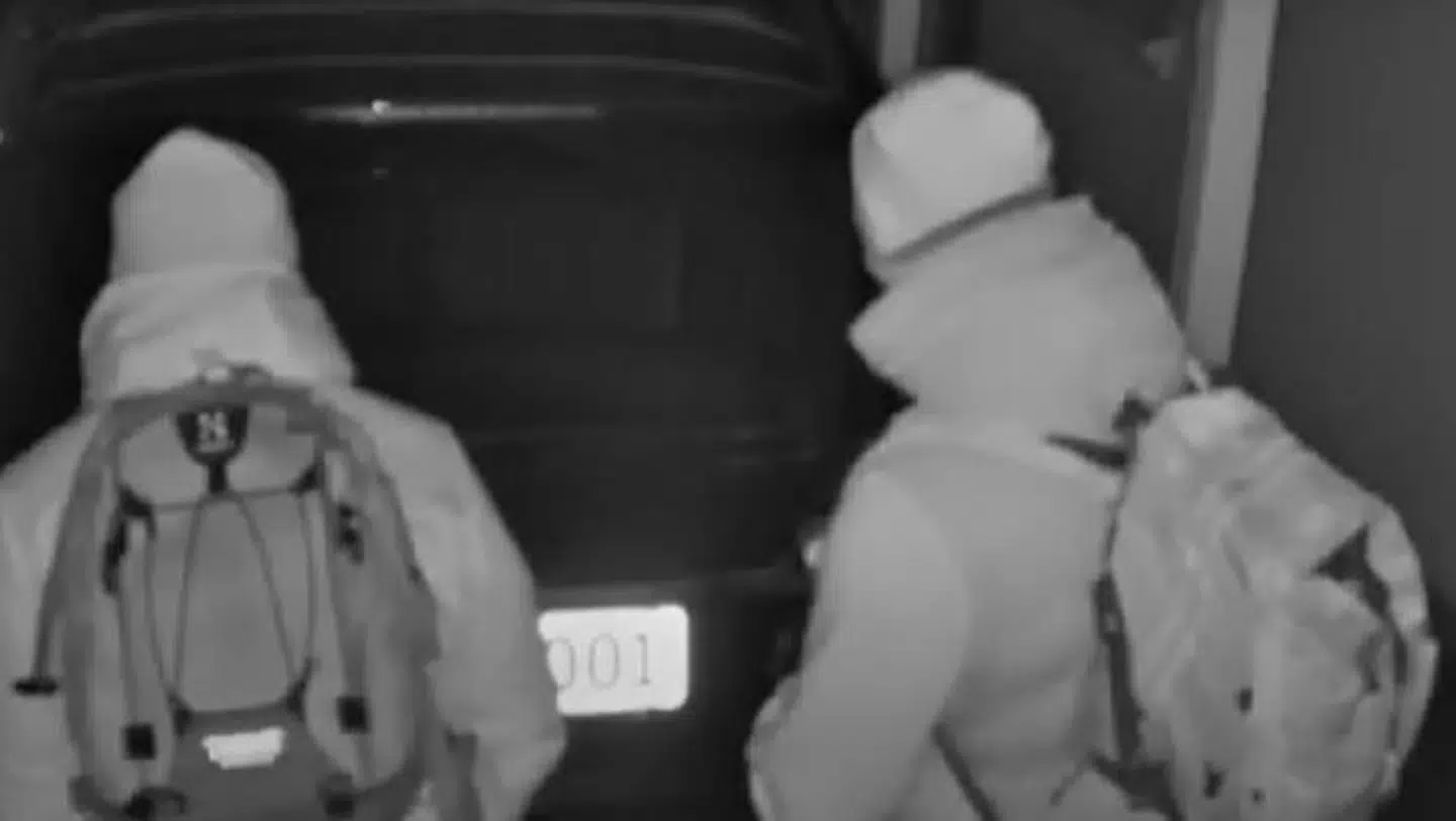 Her er to af gerningsmændene fanget på overvågningsbilleder.