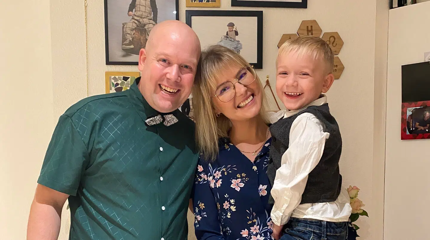 Maria og Tim sammen med deres søn. Parret havde håbet på, at familien skulle udvides, men desværre har sygdom sat en stopper for de planer. Nu ville de gerne have de penge tilbage, som de har til gode hos fertilitetsklinikken.