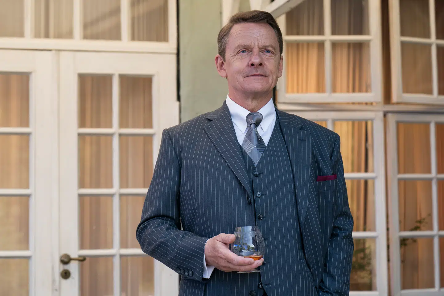 Olaf Johannessen som hotellets nye gæst, dansk-amerikaneren John Seerup.