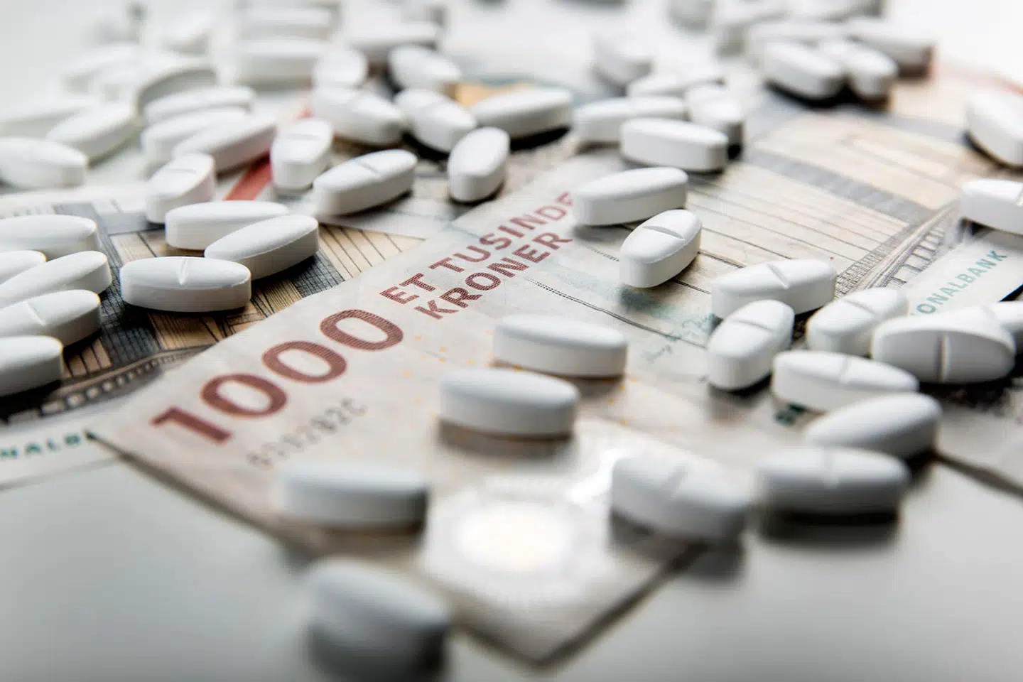 Medicin og penge. Piller og pengesedler. 1000-kronesedler med piller.