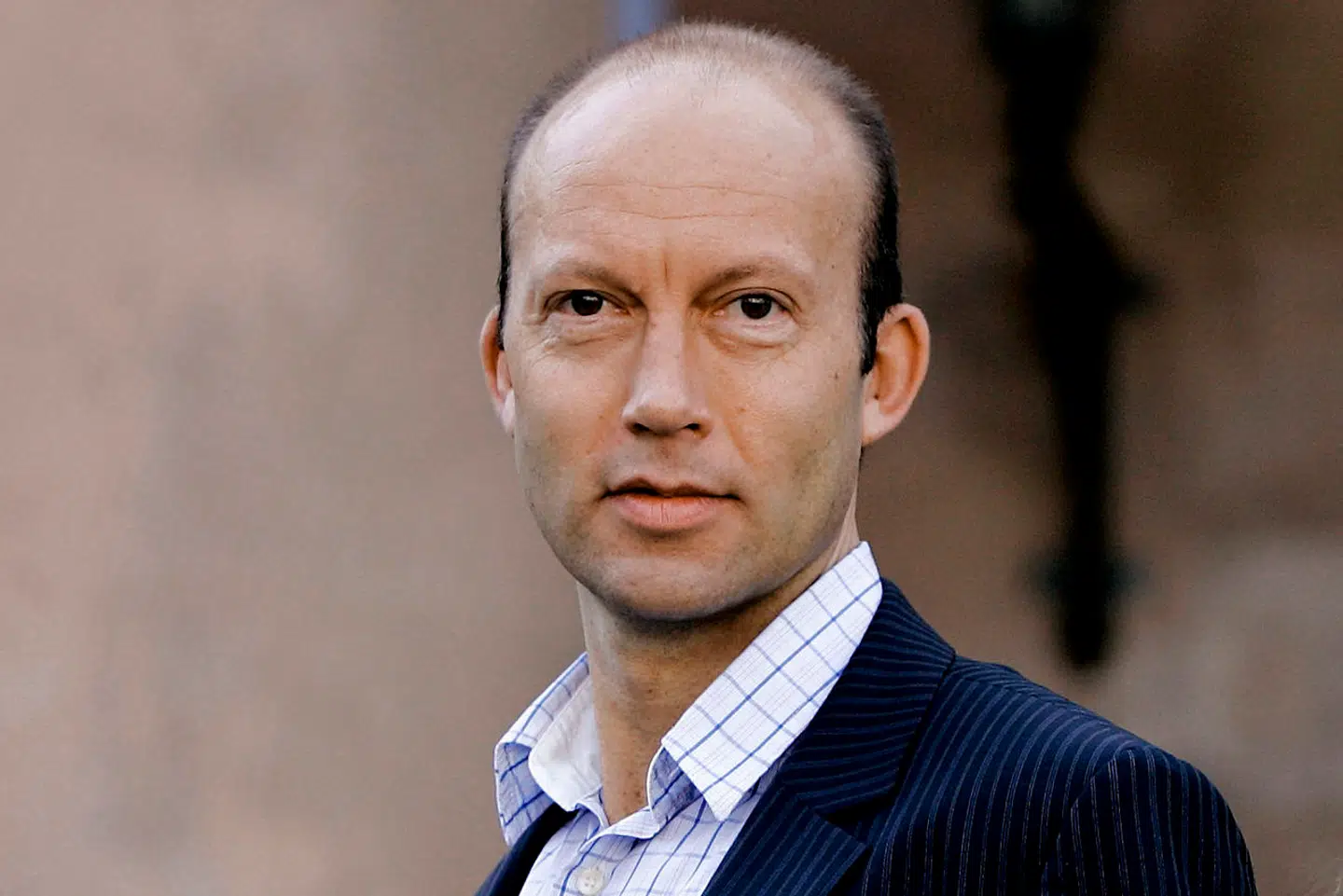 Michael Gøtze, professor i forvaltningsret ved Københavns Universitet, læser udkastet som en utilfredshed med medlemmerne af Tilsynet med Efterretningstjenesterne.