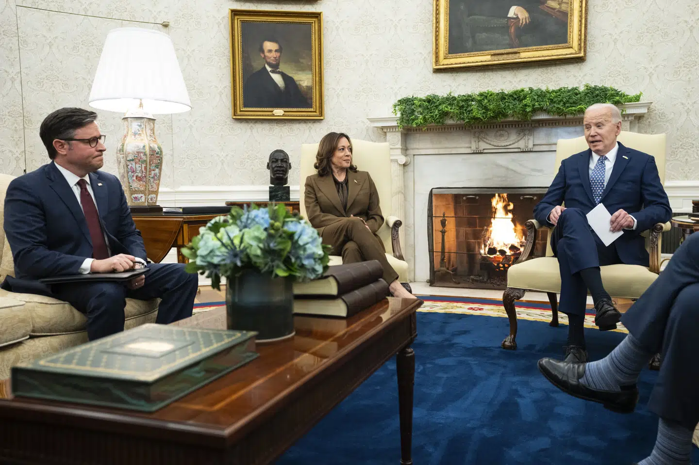 I Det Ovale værelse mødtes USA's præsident, Joe Biden, og topfolk fra Republikanerne og Demokraterne tirsdag.