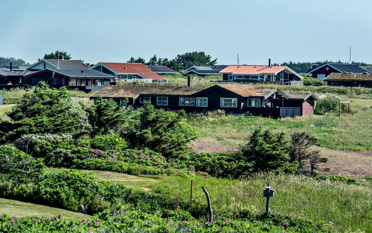 (ARKIV) Sommerhuse i Løkken, mandag den 15. juni 2020. Rekordmange har købt sommerhus i 2020, og hos mange er standarden for indbo og møbler blevet mere luksuriøs. Men forsikringen dækker anderledes end helårshuset. Det skriver Ritzau, onsdag den 28. oktober 2020.. (Foto: Henning Bagger/Ritzau Scanpix)