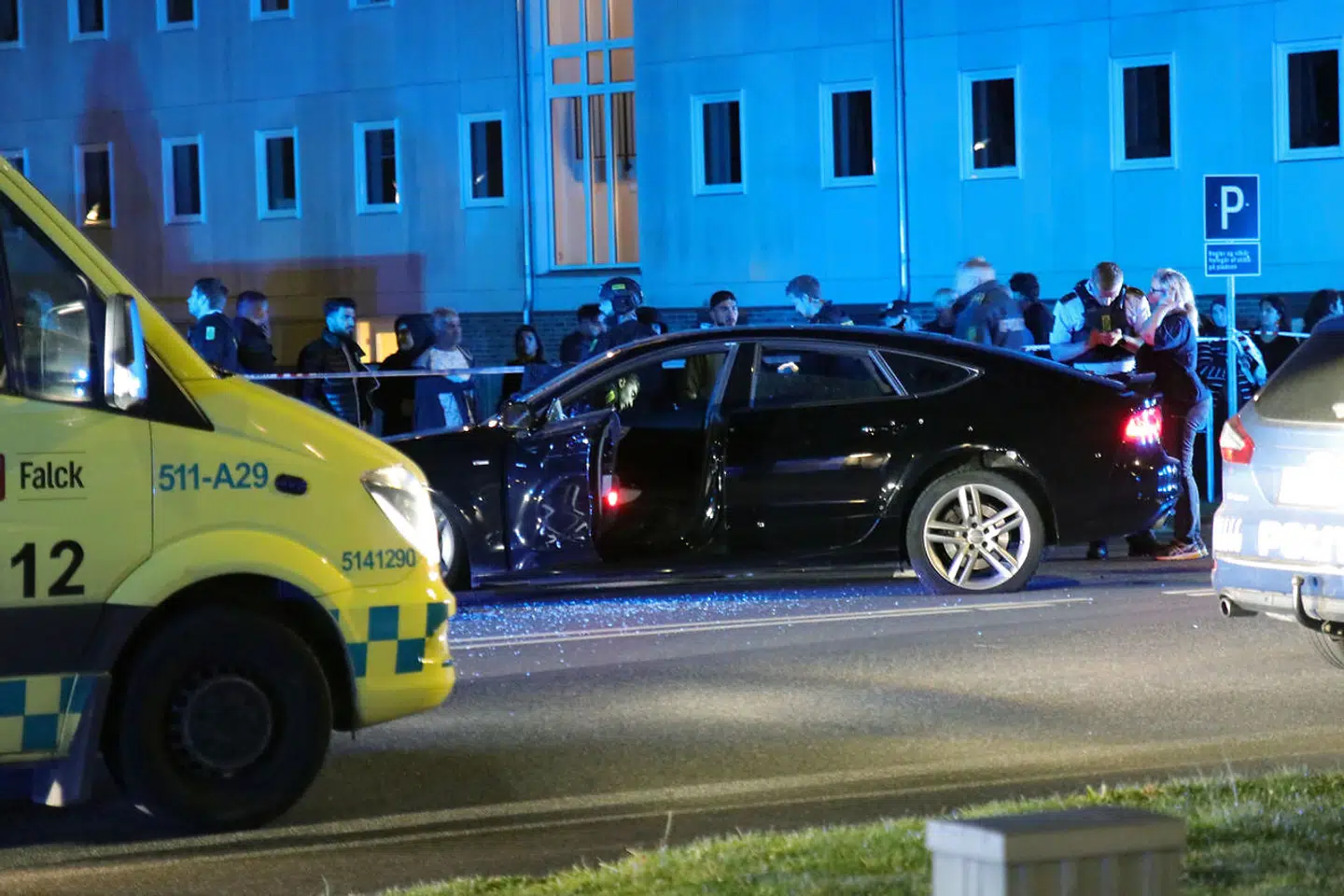 Politiet afhører vidner efter en skudepisode i Ishøj natten til mandag den 16. september 2019. To personer blev ramt af skud. Den ene er afgået ved døden, mens den anden overlever. (Foto: Presse-fotos.dk/Scanpix 2019)