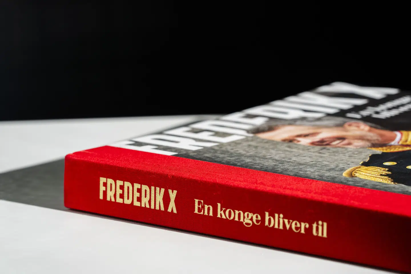 Det er forfatter Anne Sofie Kragh, der har skrevet tekststykkerne i bogen, der strækker sig fra genfortælling af kongens forhold til sin mormor, dronning Ingrid, til hans møde med Mary Donaldson, nu dronning Mary.