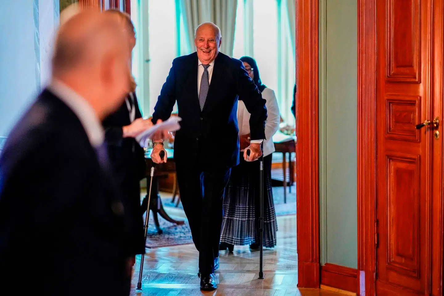 Ved sin seneste officielle opgave, bar den norske kong Harald krykker. Her spiste han middag med den norske regering i Oslo, 24. februar 2024, før han tog på ferie og atter engang blev indlagt med en infektion.