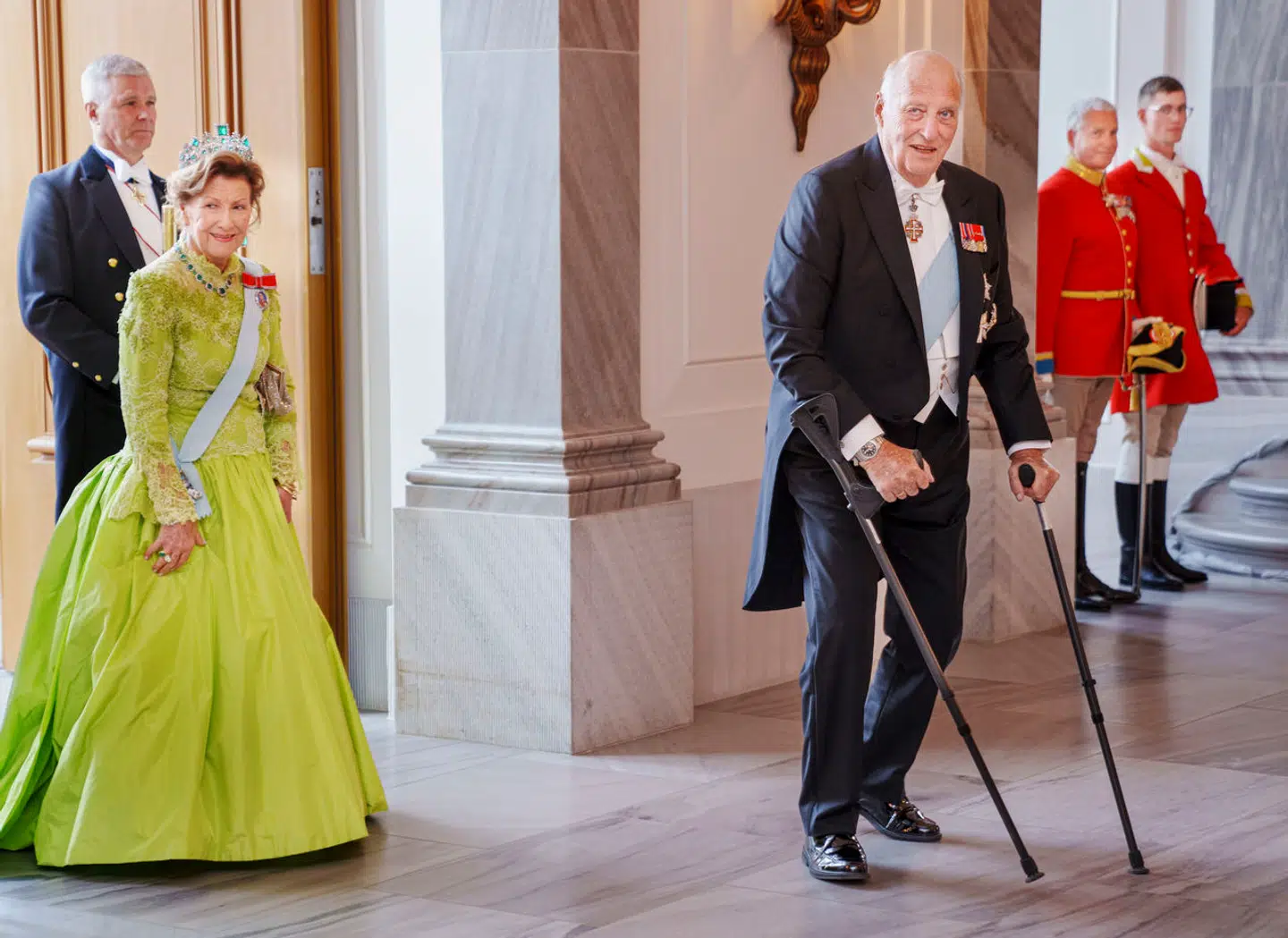 Kong Harald har længe brugt stok og krykker offentligt. Her ses han og dronning Sonja til middag på Amalienborg Slot i forbindelse med statsbesøget i 2023.