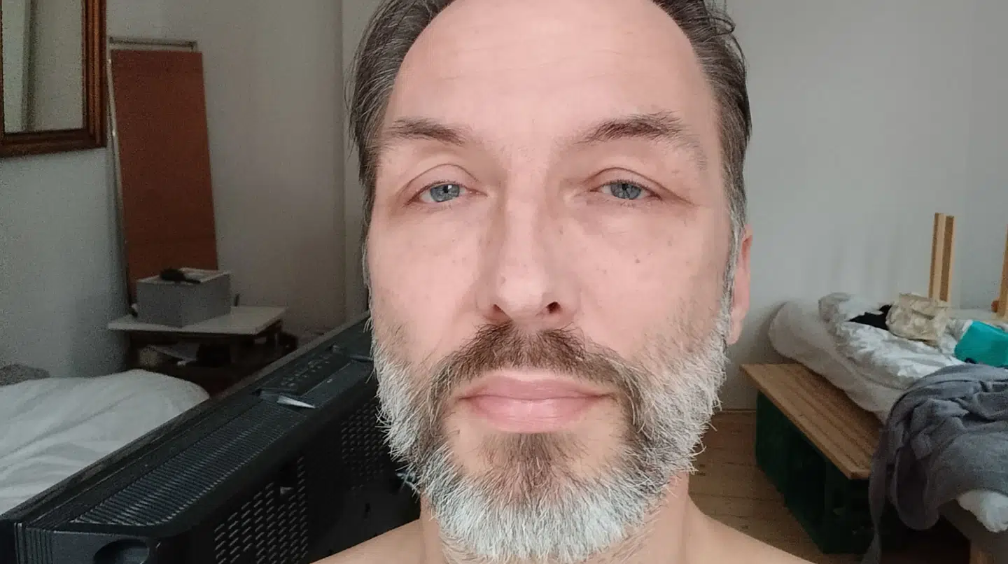 Tue Kappel blev lørdag stoppet af politiet og bedt om at tage sin t-shirt på, fordi han løb i bar overkrop.