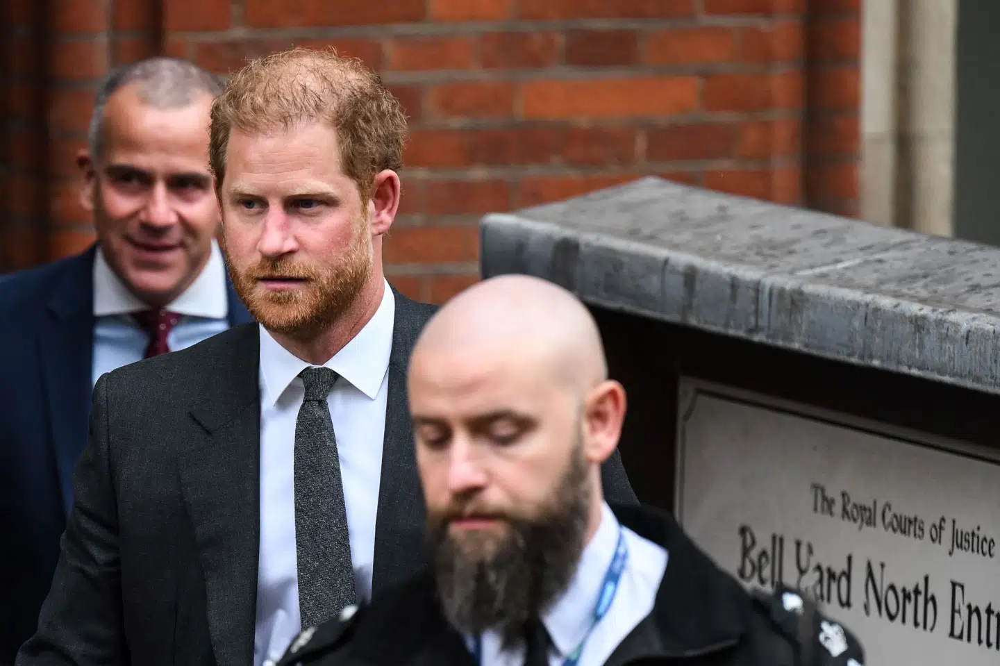 Prins Harry har tabt en retssag i London mod den britiske regering. Han havde klaget over, at politibeskyttelse er taget fra ham. Prins Harry meddelte torsdag, at han vil anke dommen. Prinsen ses her ved et retsmøde i sagen sidste år. (Arkivfoto)