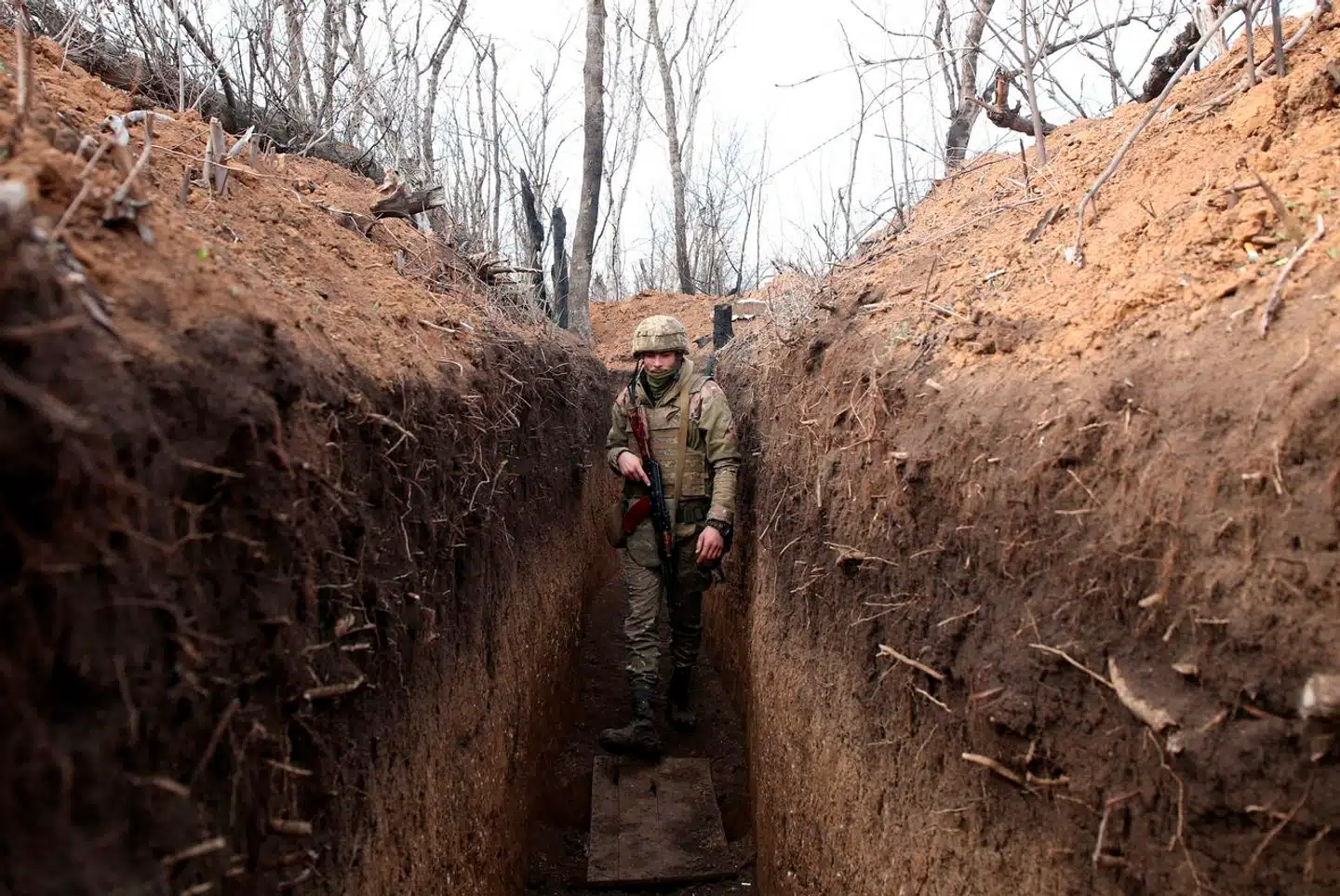Kyiv er i disse dage præget af en trefoldig frustration, som på længere sigt kan true landets sejrsmuligheder, mener Lykke Friis. Her ses en ukrainsk soldat ved fronten i Donetsk.
