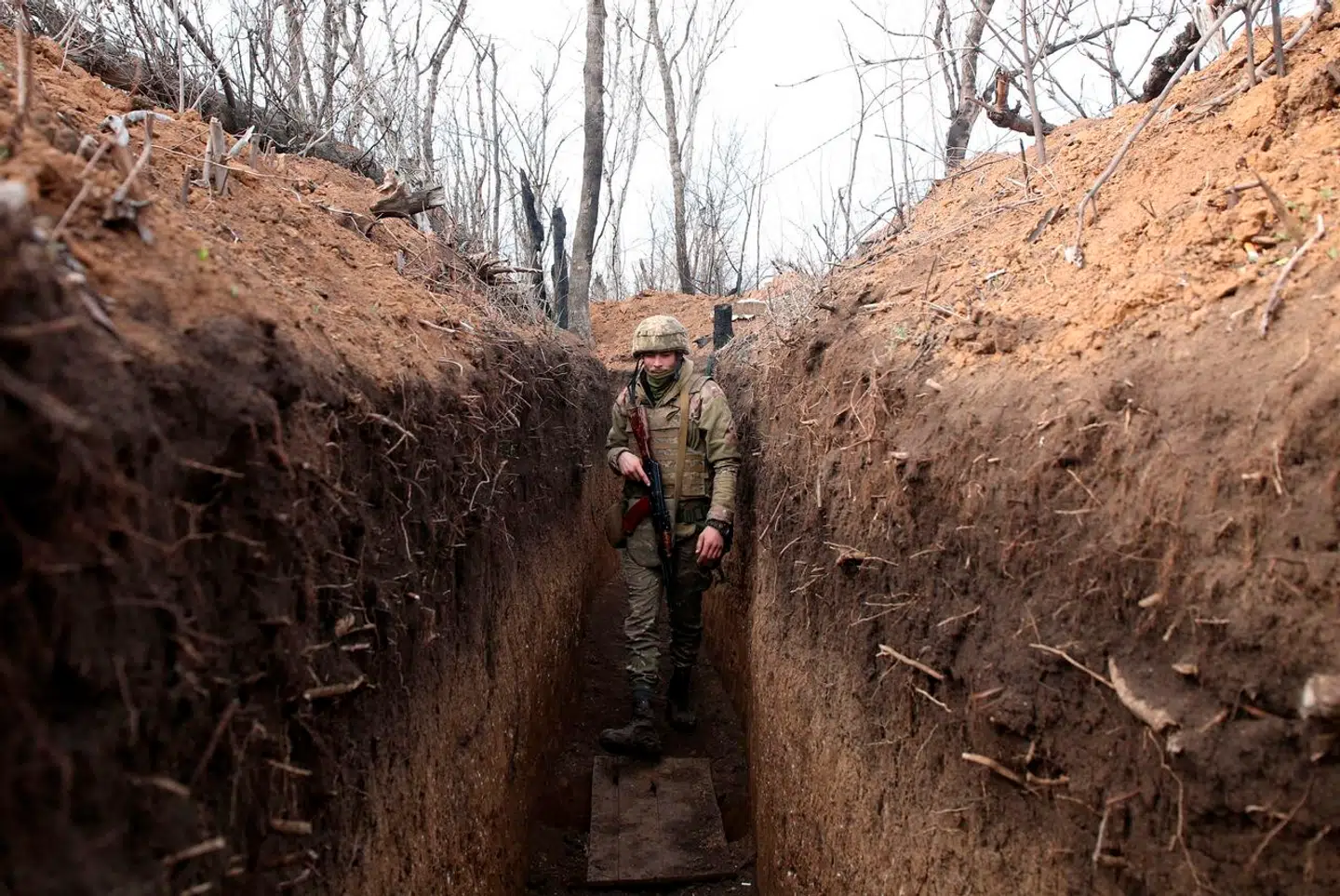 Kyiv er i disse dage præget af en trefoldig frustration, som på længere sigt kan true landets sejrsmuligheder, mener Lykke Friis. Her ses en ukrainsk soldat ved fronten i Donetsk.